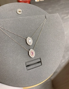Détail des colliers en argent S925 en forme d'œil avec pierres marquises blanches et roses