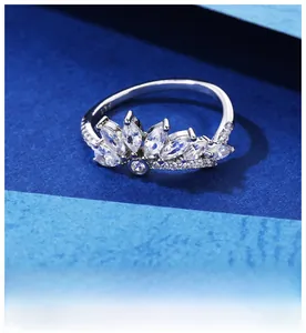 Détail macro d'une bague couronne en argent S925 avec zircons de taille marquise