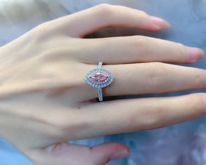 Vue détaillée d'une bague avec pierre précieuse rose marquise sur la main d'un mannequin