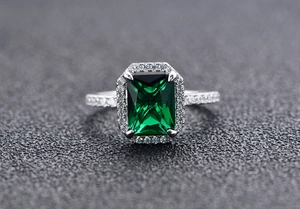 Macro dell'anello in argento 925 con zircone verde taglio smeraldo e pavé di diamanti
