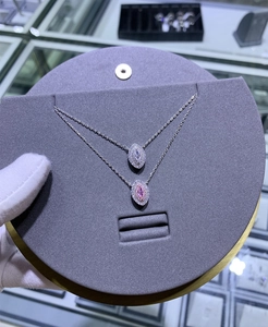 Détail du collier pendentif en argent S925 en forme d'œil avec pierres roses et blanches