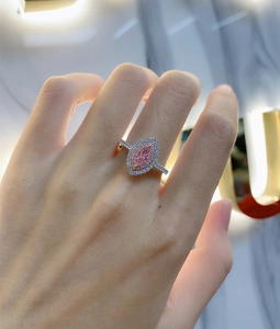 Vue détaillée d'une bague avec diamant rose marquise et double halo de brillants