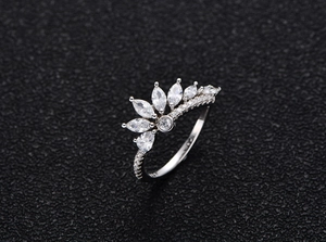 Détail macro de la bague couronne en argent S925 avec zircons de taille marquise