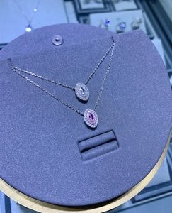 Détail des colliers avec diamants roses et clairs de taille marquise en argent S925