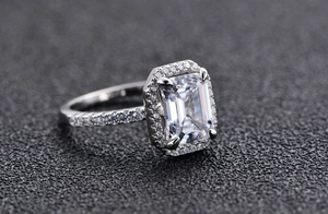 Anello in argento 925 con zircone rettangolare taglio smeraldo e pavé di diamanti