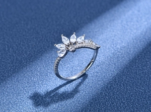 Vue macro de la bague tiare en argent S925 sertie de cristaux marquise et ronds brillants