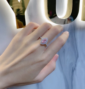 Bague en argent 925 avec diamant rose taille marquise portée à la main vue de près
