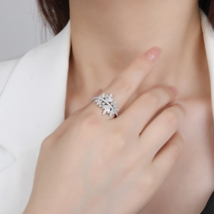 Bague élégante en argent sterling S925 motif feuilles sertie de cristaux étincelants