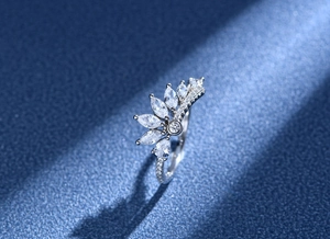 Macro d'une bague couronne en argent avec zircon marquise et détails micro-pavés