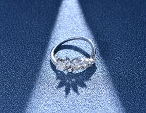 Macro d'une bague en argent S925 avec zircons scintillants en forme d'éventail