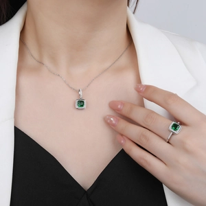 Parure élégante en argent S925 avec collier et bague sertis d'une pierre précieuse carrée verte