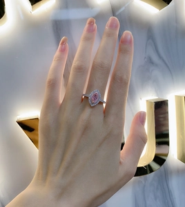 Détail de bague marquise avec diamant rose et double halo sur anneau pavé argent