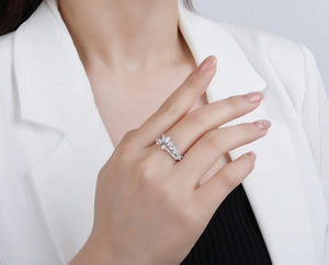 Détail macro de l'élégante bague couronne en argent S925 sertie de cristaux marquise et ronds