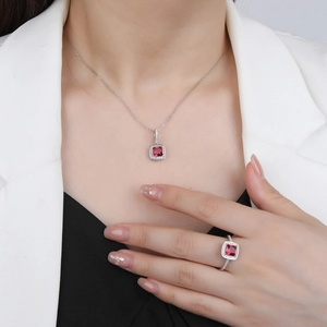 Parure en argent S925 avec pierres rouges taille princesse portées par un mannequin