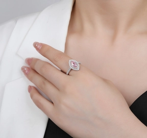 Vue détaillée de la bague en diamant rose marquise avec double halo et anneau pavé