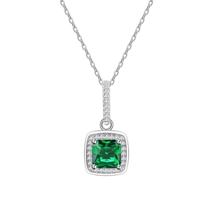 Collier élégant en argent S925 avec une pierre précieuse émeraude carrée et diamants blancs