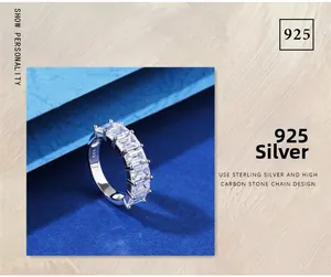 Vue détaillée du poinçon S925 sur la bague large sertie de pierres taille émeraude