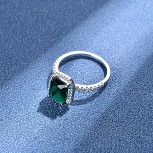 Elegante anello in argento sterling 925 con zircone verde rettangolare a taglio smeraldo