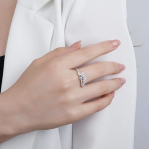 Bague couronne élégante en argent 925 avec pierres taille marquise sur la main
