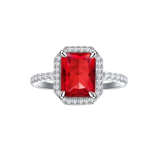Anello in argento 925 con gemma rossa rettangolare 7x9mm e contorno di zirconi bianchi