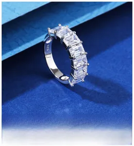 Vue détaillée de la bague en argent S925 avec pierres taille émeraude et poinçon 925