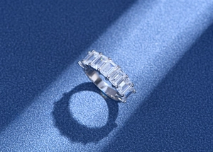 Détails d'une bague éternité en argent S925 sertie de zircons de taille émeraude