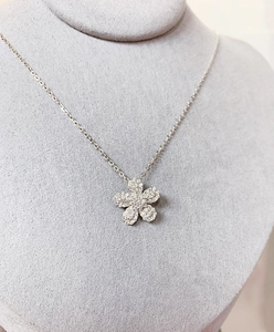 Détail du collier fleur en argent s925 orné de cristaux pavés étincelants pour femmes