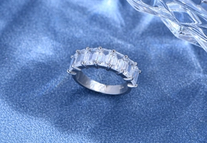 Détail d'une bague en argent S925 avec zircons taille émeraude et serti à griffes