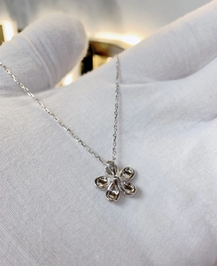 Vue détaillée du poinçon S925 au dos du pendentif en forme de fleur en argent
