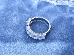 Détail d'une bague en argent S925 avec six zircons rectangulaires sertis à griffes