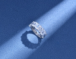 Vue macro d'une bague en argent S925 avec des pierres de zircone en taille émeraude