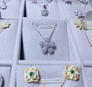 Gros plan détaillé d'un pendentif fleur en argent 925 avec zircons micro-pavés