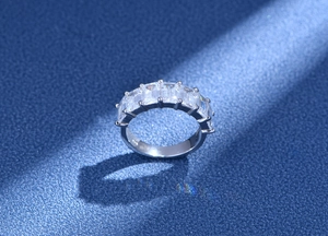 Détail macro d'une bague en argent 925 avec des oxydes de zirconium rectangulaires baguette