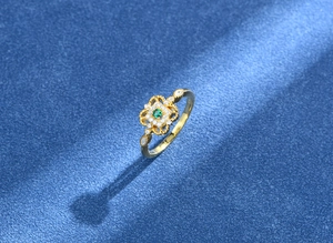 Dettaglio macro del marchio S925 su anello vintage dorato con pietra verde