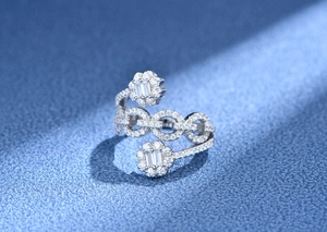 Makroaufnahme von S925 Silber Kettenring mit Kristallblumen auf blauem Hintergrund