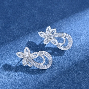 Irreguläre S925 Sterling Silber Ohrringe im Blumendesign mit funkelnden Zirkonia-Steinen