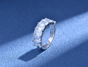 Détail de la bague en argent avec zircons rectangulaires de taille émeraude