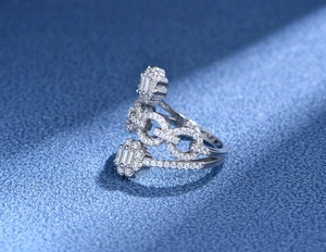 Detailansicht S925 Silber Kettenring mit funkelnden Zirkonia Blumen im Pavé-Schliff