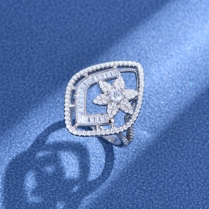 Elegant S925 sterling silver ring with flower motif and diamond-set geometric frame