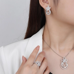 S925 Silber Blumenschmuck Set mit Halskette Ohrringen und Ring an einem Model