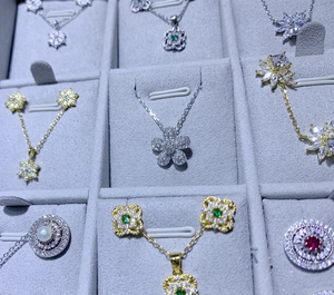 Détails de colliers en argent 925 avec pendentifs fleurs et trèfles sertis de zircons