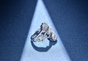Makroaufnahme von breitem S925 Silberring mit Ketten-Design und feinem Pavé-Diamantbesatz