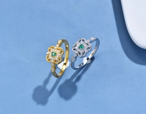 Dettagli degli anelli a quadrifoglio in oro e argento con gemme verdi quadrate