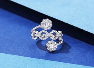 Makro-Detail von silbernem Mehrschicht-Blumenring mit Diamanten und Kettengliedern