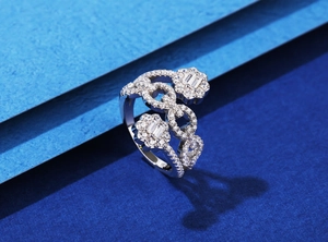 Makroaufnahme von S925 Sterling Silber Ring mit Diamant Blumenkette Design