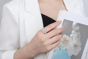 Detail shot of a 925 sterling silver ring with 8mm round zircon on a model hand