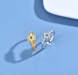 Dettagli di anelli a quadrifoglio vintage in oro e argento con pietra verde smeraldo