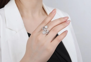 Detailaufnahme S925 Sterlingsilber-Kettenring mit Pavé-Diamanten an der Hand einer Frau