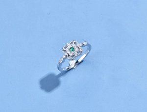 Dettaglio macro dell'anello in argento con pietra verde quadrata e contorno marquise