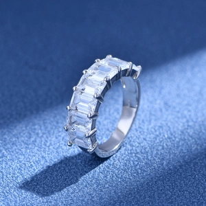Bague large en argent 925 avec zircons taille émeraude présentée sous un angle de 45 degrés